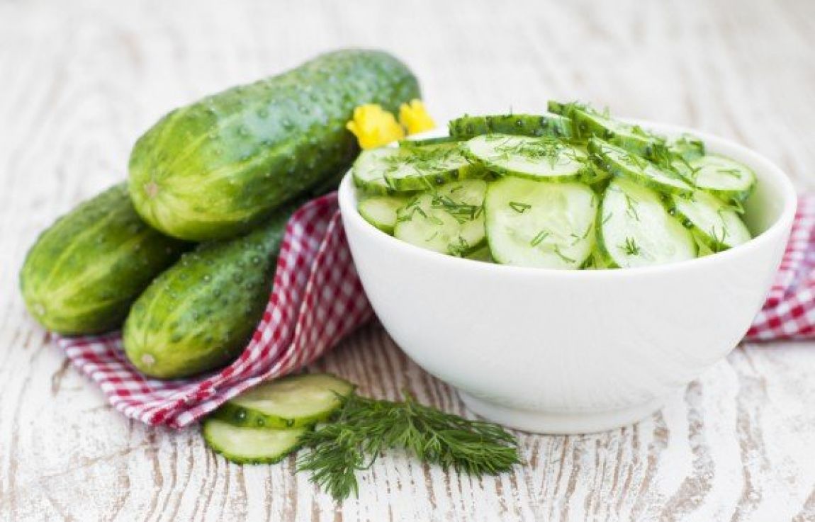 Салат майский. Диета на соленых огурцах. Кефирно огурцовая диета для похудения. Рецепт соления огурцов рассол на 2 лиртамводы 300-400 грамм соли. День маринованных огурцов.