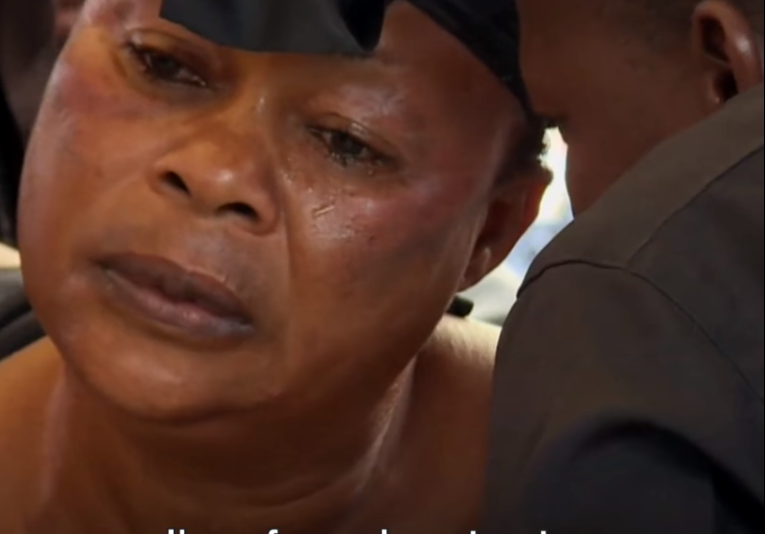 Умерла негритянка. Негритянка плачет на похоронах. Нигерша плачет на похоронах. Нигерша плачет на кладбище.