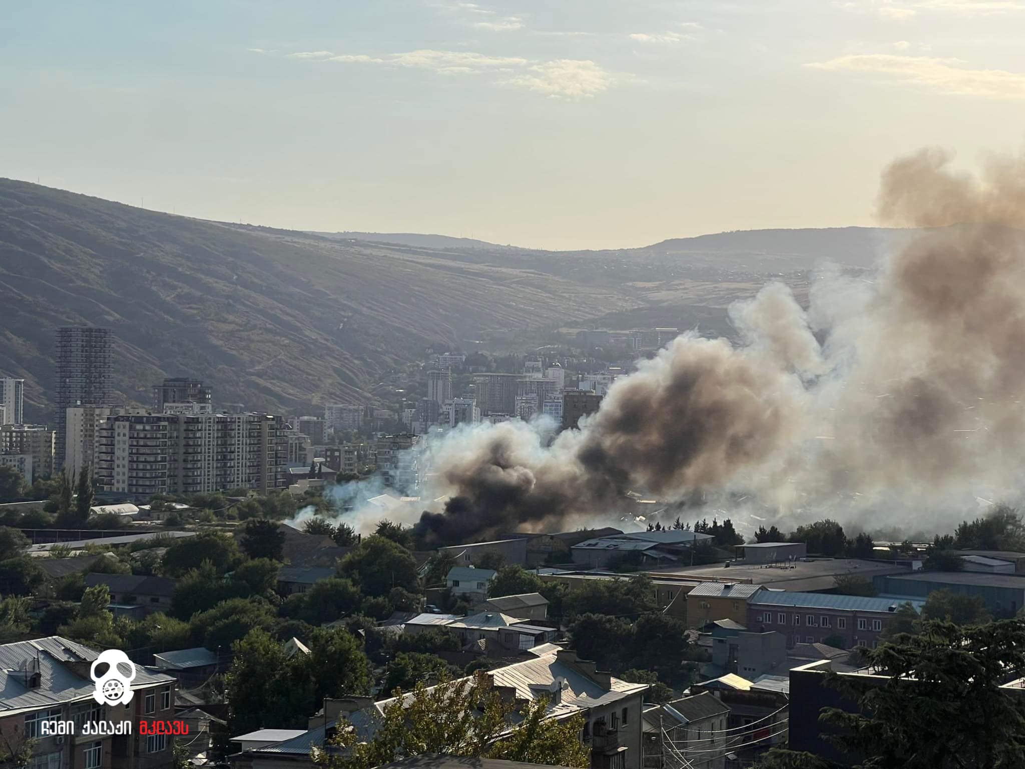 Что случилось в грузии на воздушном шаре. Пожары. Пожар в Грузии. Пожарные Тбилиси. Пожар в Тбилиси сейчас.