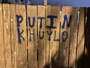 33 მოკლული გმირთა ქალაქში - სტენდილი თბილისის ქუჩებში