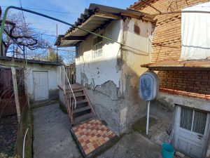 სიკვდილს გადაურჩა, მაგრამ შრომისუუნარო გახდა და სამსახურში არავის აყავს, სახელმწიფოს მიერ დანიშნულ 30 ლარს კი ბანკი აჭრის - საბედისწერო ავარია, რომელმაც ალექსანდრე ხანიაშვილის ცხოვრება შეცვალა