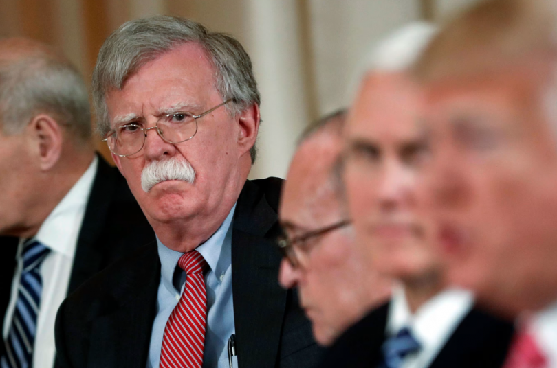 FBI ჯონ ბოლტონის სახლში ჩხრეკას ატარებს