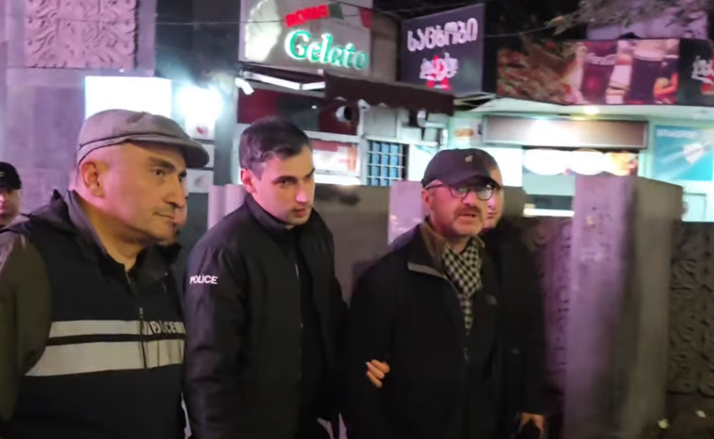 თავისუფლების მეტროს მიმდებარე ტერიტორიაზე სამოქალაქო აქტივისტი ზაზა ბროლაძე დააკავეს