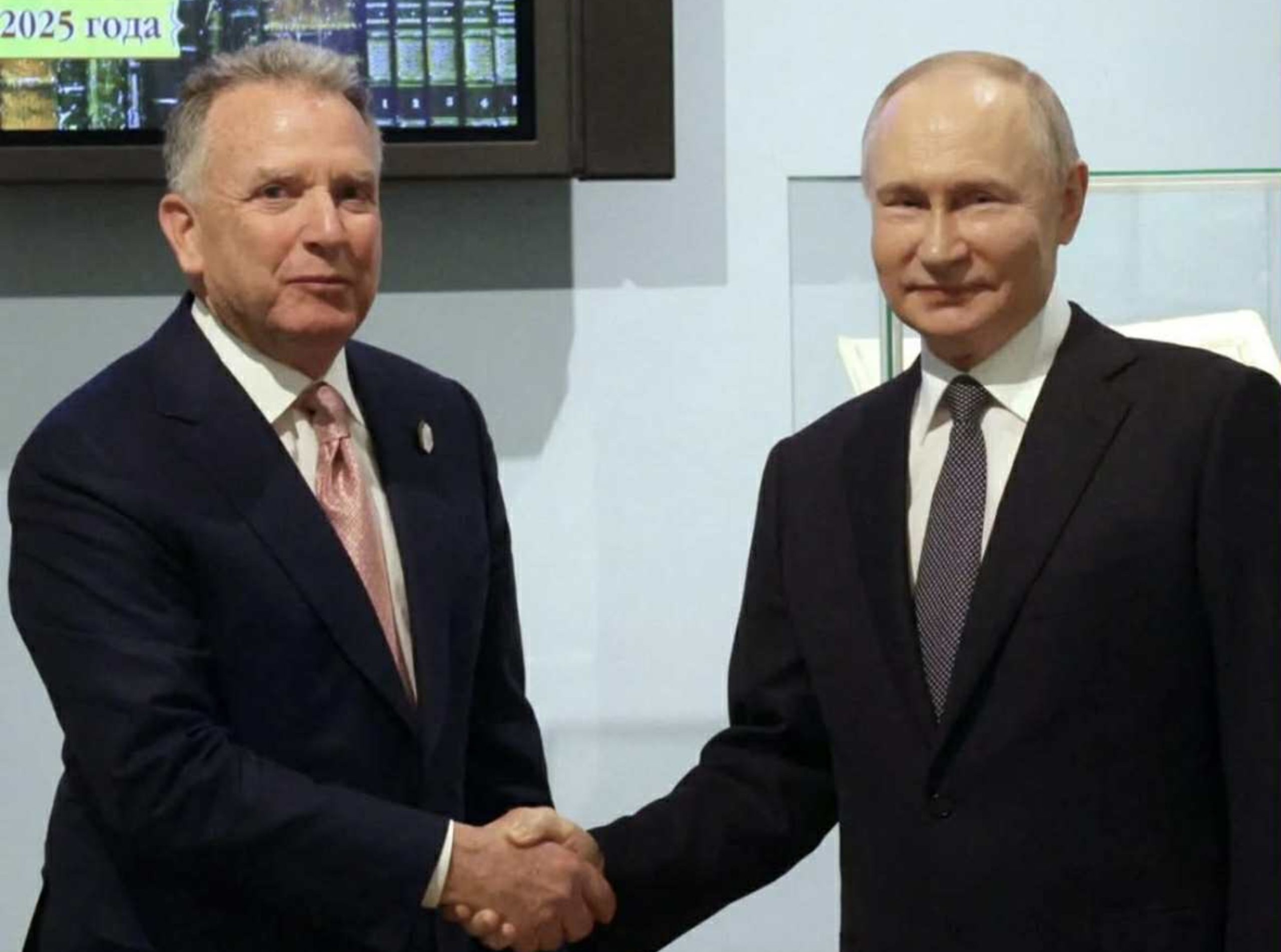 “უიტკოფი უკრაინის სამშვიდობო გეგმაზე ტრამპთან სალაპარაკოდ რუსეთს რჩევებს აძლევდა” – Bloomberg