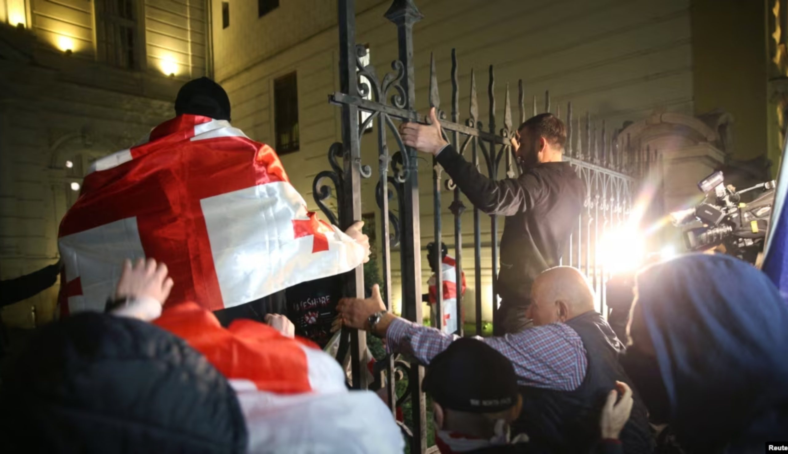 4 ოქტომბრის საქმეზე ბრალდებული 27 პირი სასამრთლომ  პატიმრობაში დატოვა