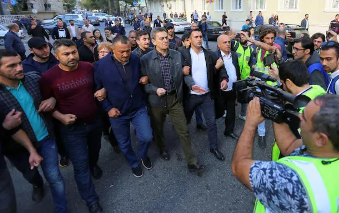 აზერბაიჯანში, გადატრიალების მცდელობის გამოძიების ფარგლებში, ოპოზიციური პარტიის ლიდერი და ორი წევრი დააკავეს