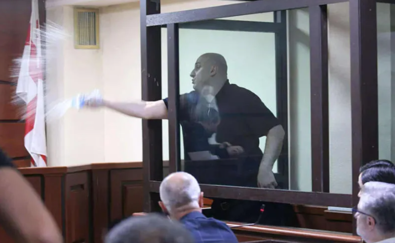 მოსამართლისთვის წყლის შესხმის საქმეზე ნიკა მელიას 1 წლითა და 6 თვით პატიმრობა მიესაჯა