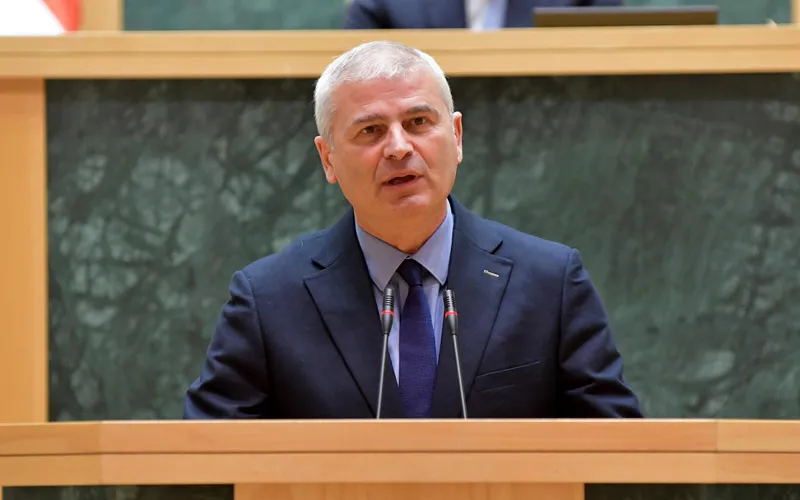 “საჯარო დაწესებულებებში ხელფასების რაოდენობა იზრდება, რისი დემონიზაციაც მიდის – საჯარო მოხელეს არ სჭირდება მატერიალური უზრუნველყოფა? გვაქვს საშუალება, რომ მოვუმატოთ ხელფასი” – ირაკლი ქადაგიშვილი